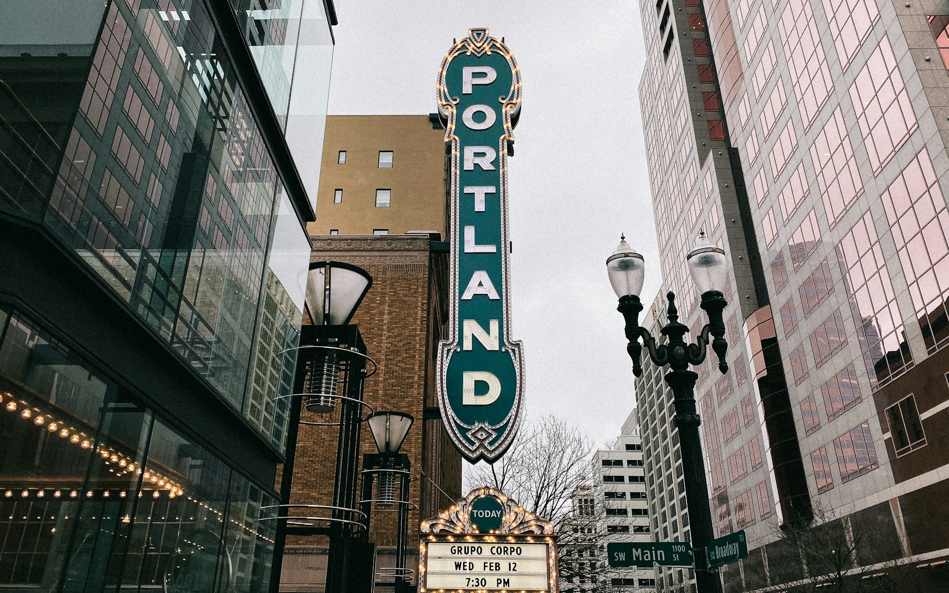ポートランドのシンボル、アーリーン・シュニッツァー・コンサートホールのPORTLANDサイン
